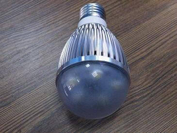 Светодиодная лампа QP-03 5W серая, 5500 К, 6 Вт, цоколь Е27