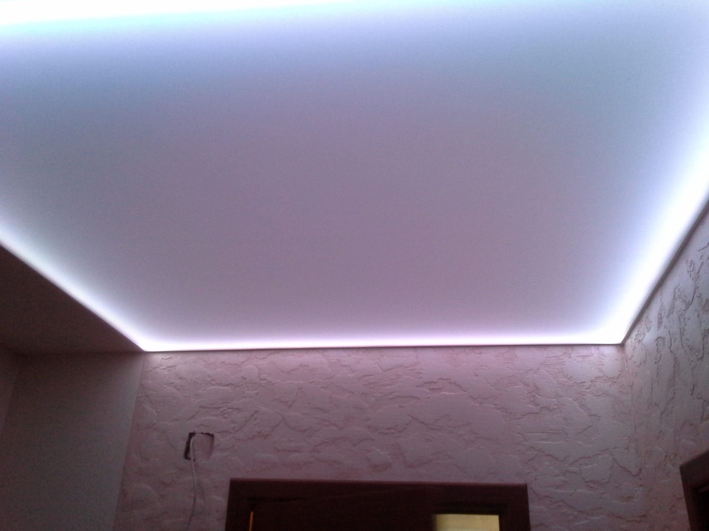 Способы светодиодной подсветки потолка